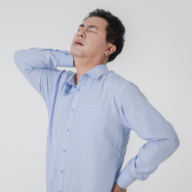 허리 통증 주요증상 - 허리를 숙이거나 펼 때 통증