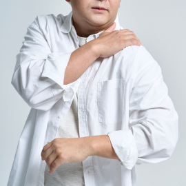 목 통증 주요증상 - 어깨 · 팔로 이어지는 통증